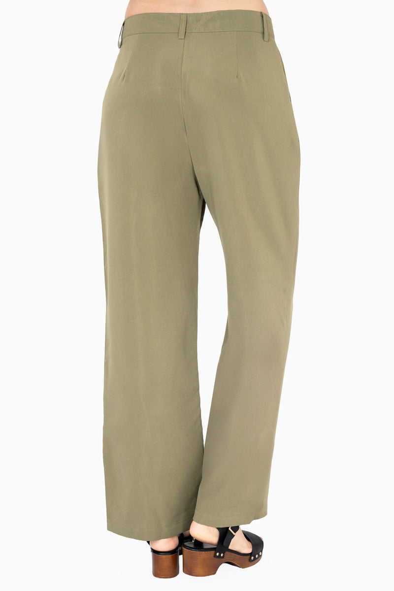 Pantalón ancho con botones y bolsas