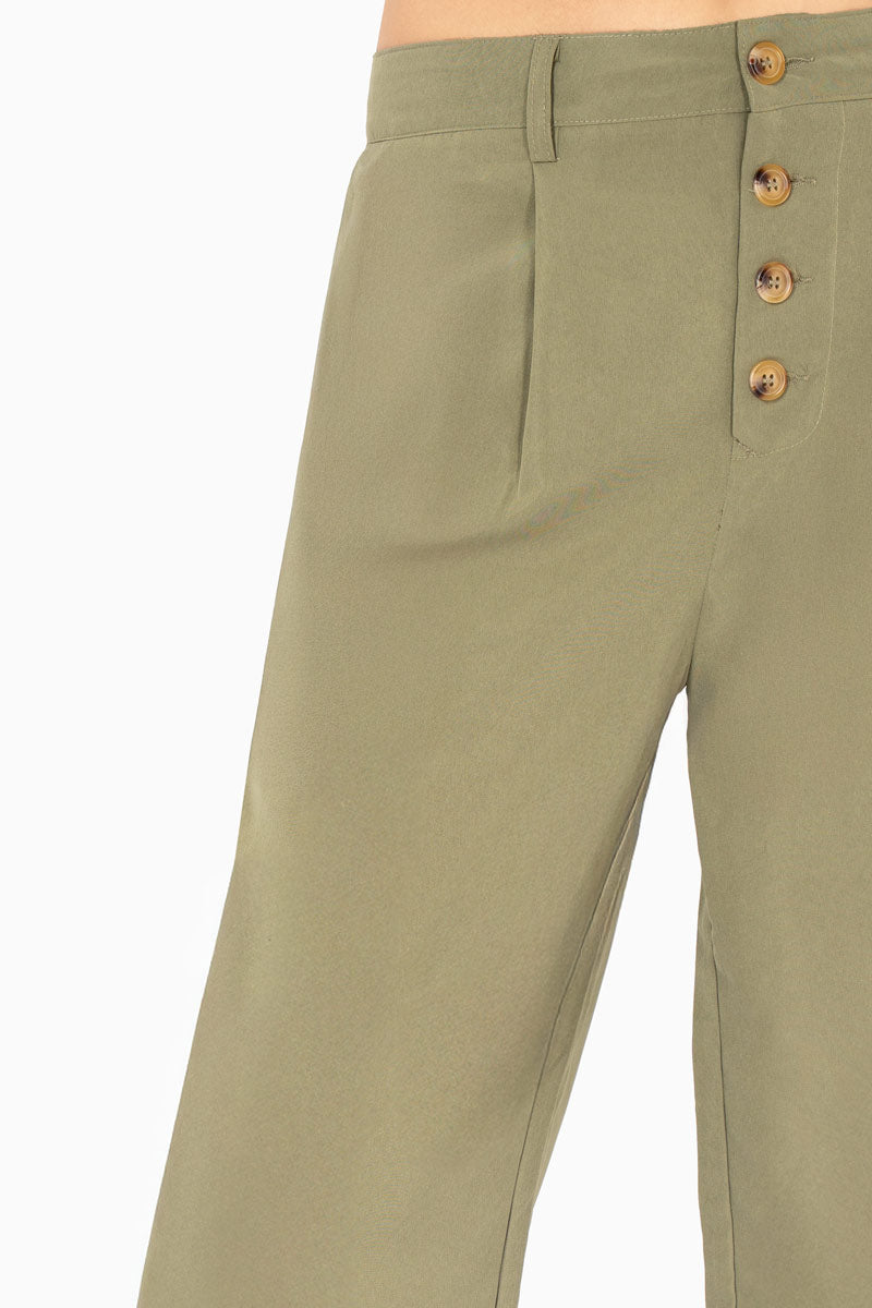 Pantalón ancho con botones y bolsas