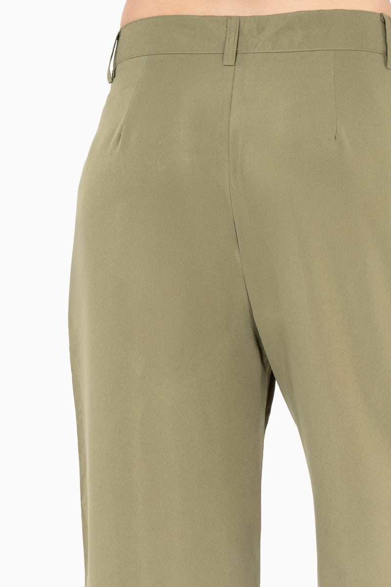 Pantalón ancho con botones y bolsas